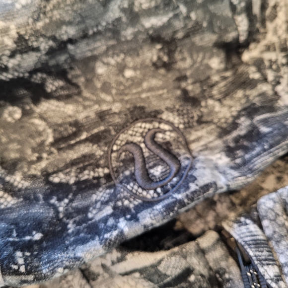 Size 6 Lululemon scuba hoodie print is black lace - Picture 3 of 3